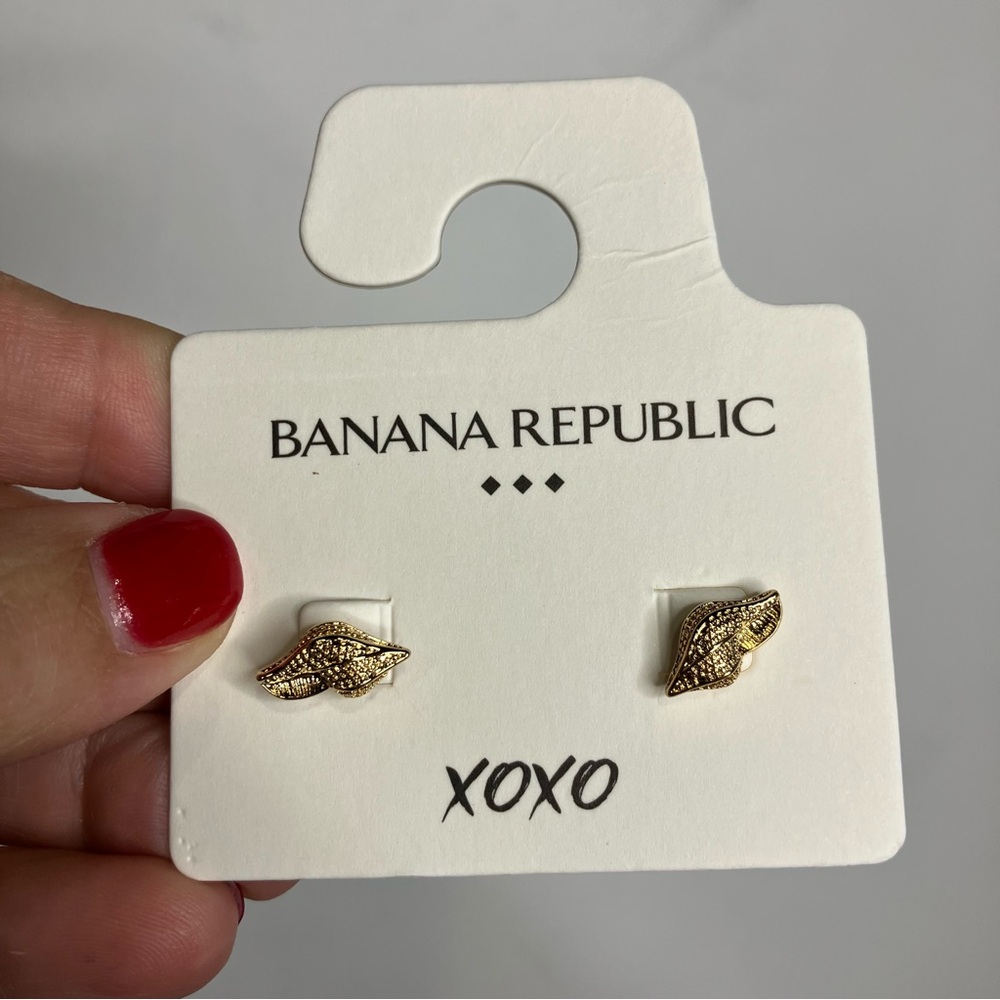 Banana Republic factory seashell stud earrings gold women’s new in‎ package